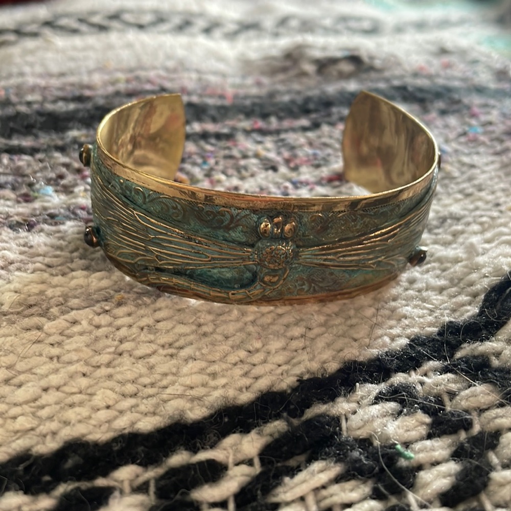 ELAINE COYNE VERDIGRIS PATINA DECORATIVE DRAGONFLY BRASS CUFF